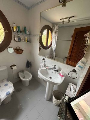 cuarto de baño en comillas vieja